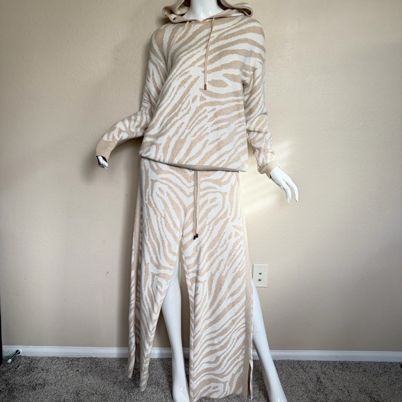 Chico's Pants - Chico’s Women's Beige Zebra Print 2PC Cashmere Blend Set